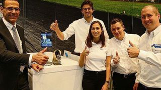 Big Kaiser hat mit dem wireless Präzisions-Ausdrehsystem Big Kaiser EWD-EVO den Platz 1 des «Prodex-Awards - powered by SMM» gewonnen.
Es freuen sich v.l.n.r.: Peter Elmer (CEO), David Stucki (Leiter Marketing), Limor Hendel (Marketing Assistant), Stefan Appenzeller (Leiter Produktemanagement), Daniel Stadelmann (Technischer Berater) (Böhm)