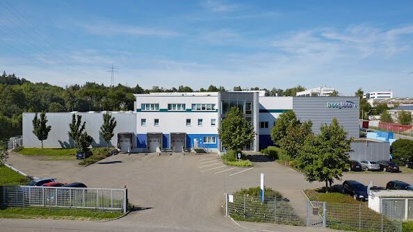 Der Firmensitz des Zulieferers Freeglass in Schwaikheim im Großraum Stuttgart.(Bild:  Freeglas GmbH)