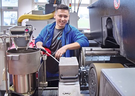 Im Gespräch mit der SMM-Redaktion sagt Shqiprim Rexhepi, der Schleifspezialist bei Strähl Décolletage: «Die ‹CUBE 350› ist in mehrfacher Hinsicht eine echte Revolution. Sowohl die Produktivität als auch die Prozesssicherheit sind schlicht heraus­ragend.»(Bild:  Matthias Böhm)