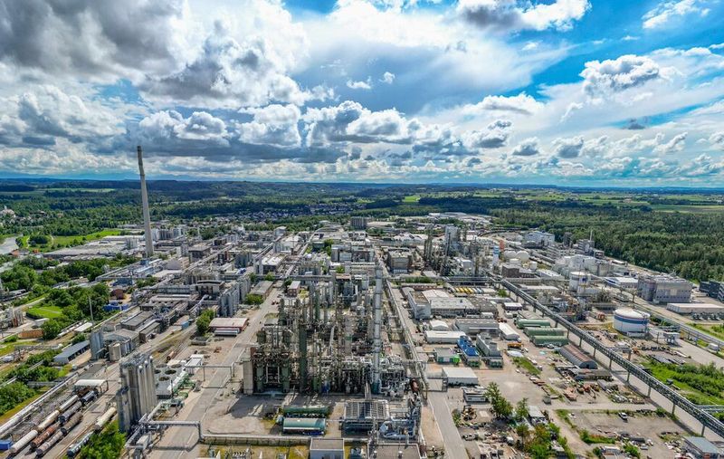 Chemiepark-Struktur mit Potenzial: Infraserv Gendorf arbeitet daran, neue Start-Ups und Scale-Ups im Chemiepark Gendorf anzusiedeln. Die vorhandene Plug & Play-Infrastruktur sowie Rundum-Servicepaket überzeugt, wie jüngste Ansiedlungen zeigen. (Bild: Heiner Heine)