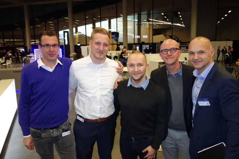 Das Maverick Team (v. l.) Christian List, Rene Mengelkoch,  Robert Sasse und Bernd Klein, mit Michael Vorberger, Samsung. (Bild: IT-BUSINESS)