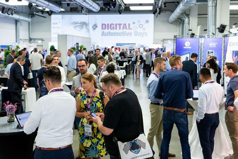 ... in der mit zahlreichen Ausstellern gefüllten Rotationshalle eifrig genutzt. (Stefan Bausewein)