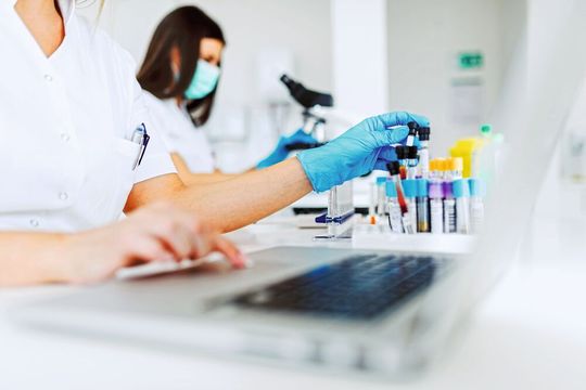Digitalisierung im Labor leichter machen – dafür bietet Klinkner & Partner den Lehrgang „Digital Lab Scientist“ an (Symbolbild). Digitalisierung im Labor leichter machen – dafür bietet Klinkner & Partner den Lehrgang „Digital Lab Scientist“ an (Symbolbild).