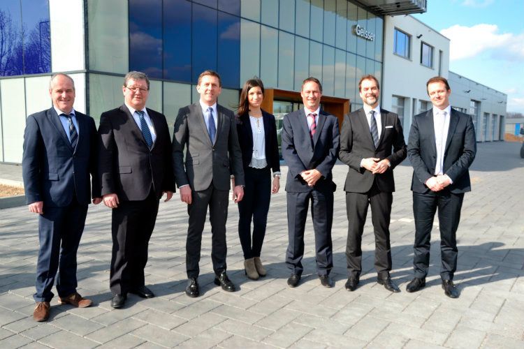 Sie alle verbindet eine langjährige Partnerschaft: (v. li.) Thomas Weber, Geschäftsleitung Händlernetzentwicklung bei Volvo Deutschland; Michael Walter, Geschäftsführer Autohaus Geisser; Thomas Bauch, Geschäftsführer Volvo Deutschland; Theresa Becker, Marketing Autohausgrupe Geisser; Stefan Geisser, alleiniger Gesellschafter der Autohausgruppe Geisser; Berd Mattick, Leiter Marketing Service Jaguar Land Rover Deutschland; und Börn Knaupp, Geschäftsführer Autohaus Stefan Geisser. (Mauritz)
