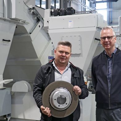Siegmund Tonn (links) und Boris Memel von SHW Brake Systems mit einer hartstoffbeschichteten Bremsscheibe. (Bild: Knoll)