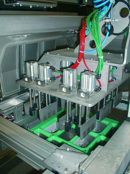 Verpressen von Schüttgut in einem Verpackungsvorgang:  Die Polymer-Lager von igus sind hier unter anderem aggressiven Säuren und Laugen ausgesetzt (Archiv: Vogel Business Media)