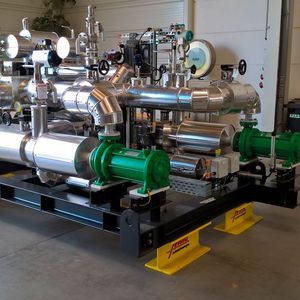 Unabhängig davon, ob Rohgas aus der Petrochemie oder aus Biogas-Anlagen verarbeitet wird, ist das Ziel in den meisten Fällen, CO2 in Food-Grade-Qualität herzustellen. Das ist keine einfache Aufgabe, da die Anlagen häufig an entlegenen Orten oder unter ungünstigen klimatischen Bedingungen errichtet werden müssen. Auch hier punktet die Vorfertigung im sicheren und sauberen Herstellerwerk und bietet eine Vorfertigungsqualität, die sich bei internationalen Projekten häufig nur schwer vor Ort umsetzen lässt.