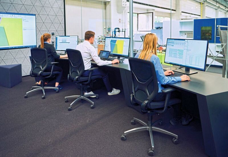 Im Control Center haben die Mitarbeiter den Überblick über alle Maschinen und Prozesse in der Smart Factory. (Trumpf)