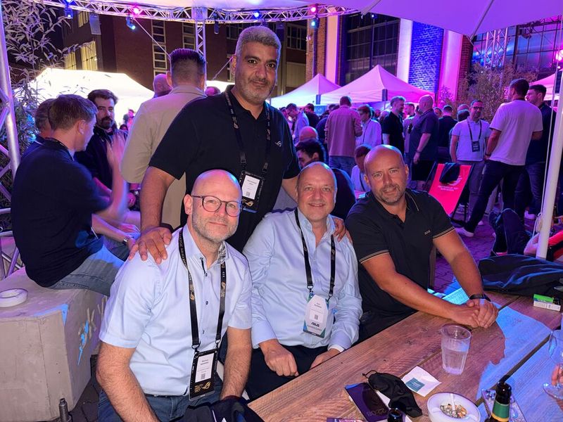 Mohamed Jaber (ASUS) betreut gerne das Team: (v. l.) Markus Iseneker (one.de), Sven Buchheim und Sascha Morbitzer (bluechip) (Bild: Vogel IT-Medien)
