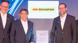 Andreas Reuter, Head of Supply Chain Management bei Bosch, Dr. Armin Vogel, Executive Vice President Plastics bei SSI Schäfer, Thomas Jettkant, Leiter Projektvertrieb Konstruktiv-Verpackung bei SSI Schäfer und Steffen Hammer, Senior Vice President Professional Services, Purchasing Indirect Material and Services bei Bosch, (v. l.) bei der Preisverleihung in Blaichach.  (SSI Schäfer)