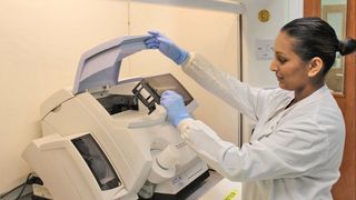 Abb. 1: Der Eindeckautomat ClearVue von Thermo Scientific optimiert den Arbeitsablauf beim Eindecken von Objektträgern.  (Bild: Thermo Scientific/Duncan Guthrie Institute)