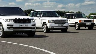 Alle vier Generationen des Range Rover. Seit 50 Jahren rollen die ikonischen Modelle über Straßen und im Gelände. (Land Rover )