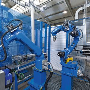 Bei der Bestückung der Zerspanungsmaschine kommt es darauf an, dass nur absolut fehlerfreie Teile in die Maschine gelangen – und dafür sorgen insgesamt Motoman-Roboter von Yaskawa.