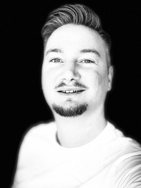 Christian Gross, Managing Director der in.hub GmbH: «Vielen kennen die reale Produktivität ihrer Anlage nicht, weil sie entsprechende OEE-Kennzahlen ohne Digitalisierung nicht erfassen können. Sie schrecken jedoch vor dem Aufwand nachträglicher Digitalisierung zurück. Mit unseren Lösungen kann man Bestandsanlagen ohne grossen Aufwand digitalisieren.»  (Bild: in.hub)