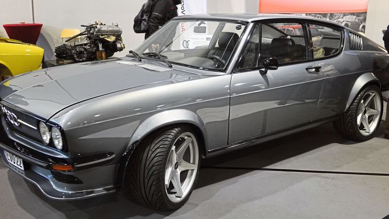 Originalitätsfanatiker dürften bei dieser reichlich modernen Reinkarnation eines Audi 100 Coupé S Schnappatmung bekommen. (Bild: Dominsky –  »kfz-betrieb«)