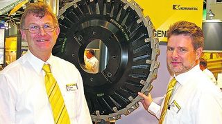 Dr. Joachim Fabry (links), Leiter Zerspantechnologie bei Kennametal, und Volker Fritsche, Leiter technischer Service, sehen eine vermehrte Nachfrage nach kundenspezifischen Werkzeuglösungen. (Archiv: Vogel Business Media)