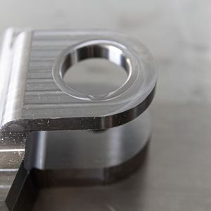 Bei der Herstellung sicherheitsrelevanter Bauteile im Flugzeug aus Titan müssen Zerspanungswerkzeuge die hohen Anforderungen erfüllen. (Bild:  Ceratitzit)