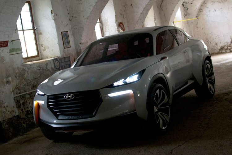 Die Frontpartie ist deutlich moderater ausgefallen, wird von schmalen Scheinwerfern und einem sehr dünnlippigen Stoßfänger unter dem Grill geprägt. (Foto: Hyundai)