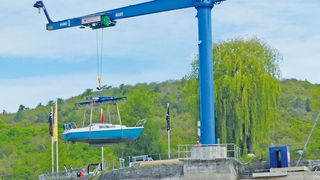 Der neue Vetter-Bootskran in Aktion. Im Vergleich zum alten Objekt ist er dem Hersteller zufolge deutlich leistungsfähiger und zeitgemäßer. (Vetter Krantechnik GmbH)