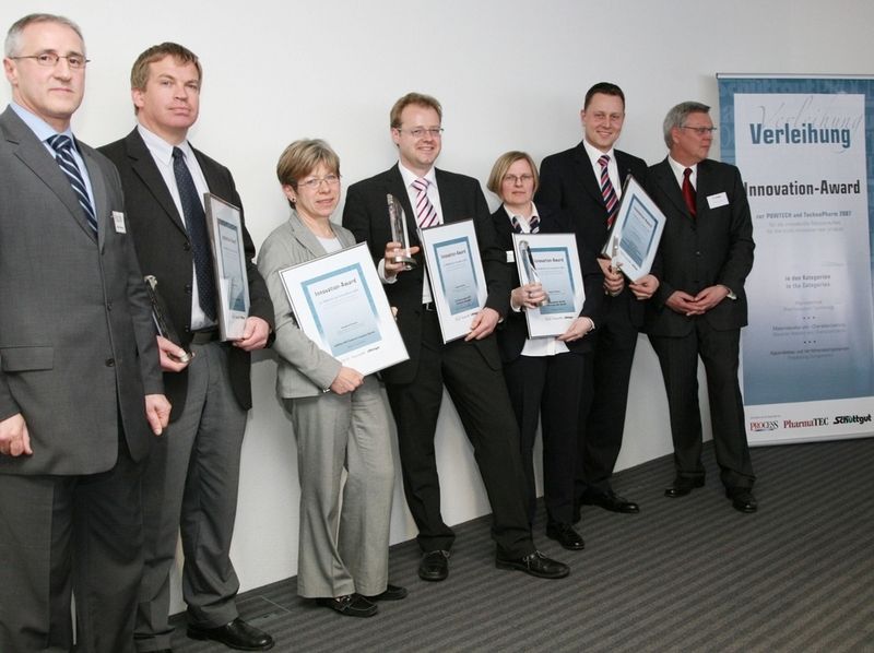 Alle Preisträger des erstmalig vergebenen Innovation-Awards.  Von links nach rechts: Gerd Kielburger (Redaktionsdirektor PROCESS), Christoph Lutz, Renate Hessemann, Jochen Sprung, Sylvia Bräunlein, Dirk Leister, Reiner Grochowski (Herausgeber der Zeitschrift ‚Schüttgut‘). (Archiv: Vogel Business Media)
