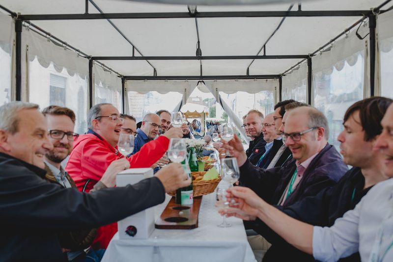 Mit Pferdekutschen und guter Stimmung geht es durch die fränkischen Weinberge. (connyschoeffmann_Kaspersky Lab)