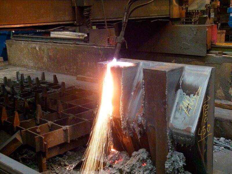 Aus einem 450 mm dicken und 1000 mm hohen Block werden mit der Flamme vier durch einen Steg getrennte Schrägen geschnitten. (Bild: Jebens)