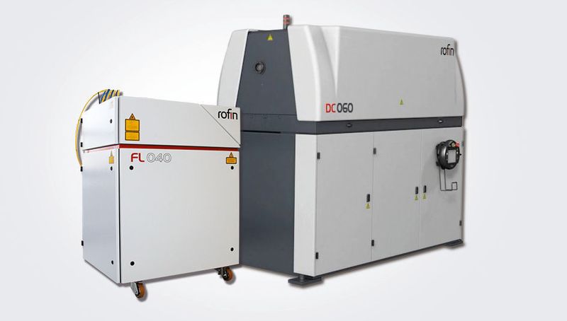 Der Faserlaser Rofin FL 040 mit 4 kW Ausgangsleistung links und rechts der CO2-Slab-Laser Rofin DC 060 mit 6 kW Ausgangsleistung sind auch Präsentations-Highlights auf der Tube 2016 in Düsseldorf. (Bild: Rofin)