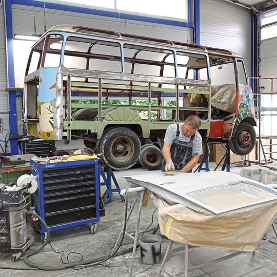 Vor Oldtimerrestaurierungen schreckt das Autohaus Straus ebenfalls nicht zurück. Auch hier sind es oft größere Fahrzeuge. Vor Oldtimerrestaurierungen schreckt das Autohaus Straus ebenfalls nicht zurück. Auch hier sind es oft größere Fahrzeuge.