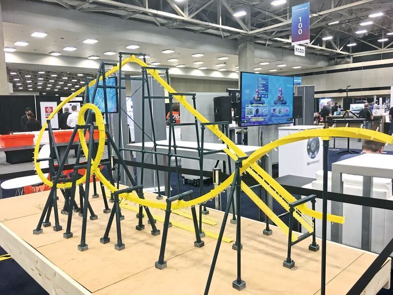 Auf der Solidworksworld 2019 zeigten nicht nur die verschiedenen Marken von Dassault Systèmes ihre Lösungen, Ideen und Neuheiten sondern auch zahlreiche Partneraussteller: Marc Schmotzer baut mittels Soldiworks und 3D-Druck bestehende Rollercoaster. (Anne Richter, SMM)