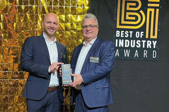 Gerhard Weigand (r.), Leitung Vertrieb Knapp Deutschland GmbH, und Uli Krause, Sales Manager Industry Solutions, holten sich den Preis persönlich bei der Vogel Communications Group in Würzburg ab.(Bild:  Knapp)