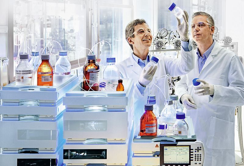 Bayer-Forscher Dr. Thomas Ernst Müller (links) und Prof. Dr. Walter Leitner von der RWTH Aachen diskutieren über die nachhaltige Verwendung von Kohlendioxid. (Bild: Bayer Material Science)