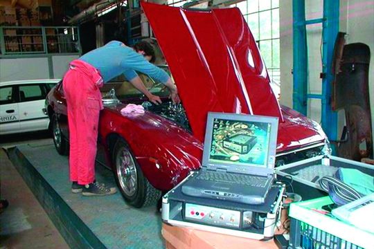 Keine Berührungsängste: Ein digitales Speicheroszilloskop leistet auch bei Oldtimern gute Dienste.(Bild:  FCD.eu)