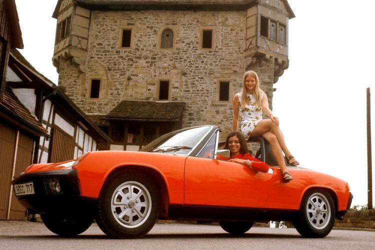 Zum Modelljahr 1975 wurden die bisherigen Stahl-Stoßfänger durch gummiummantelte Sicherheitsstoßfänger ersetzt. In den US-Versionen saßen sie an Dämpferelementen an der Karosserie und konnten einen Aufprall von bis zu 8 km/h aufnehmen. Für den Rest der Welt waren die Stoßfänger direkt an der Karosserie angebracht. Die US-Versionen erhielten für die Bundesstaaten Kalifornien und Maryland zusätzlich bereits im Modelljahr 1974 eingeführte Pufferhörner. (Porsche)