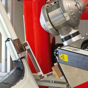 Pyrometergeregelte, induktiv beschleunigte Klebstoffhärtung mit Industrieroboter.