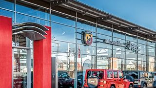 Ein beeindruckender Bau ist das Autohaus Ochsenkühn in Neumarkt. (Bild: Atelier Reflex)