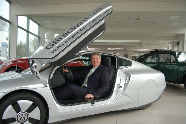 Geschäftsführer Matthias Welter im legendären Volkswagen XL1. (Foto: Udo Schwickal)