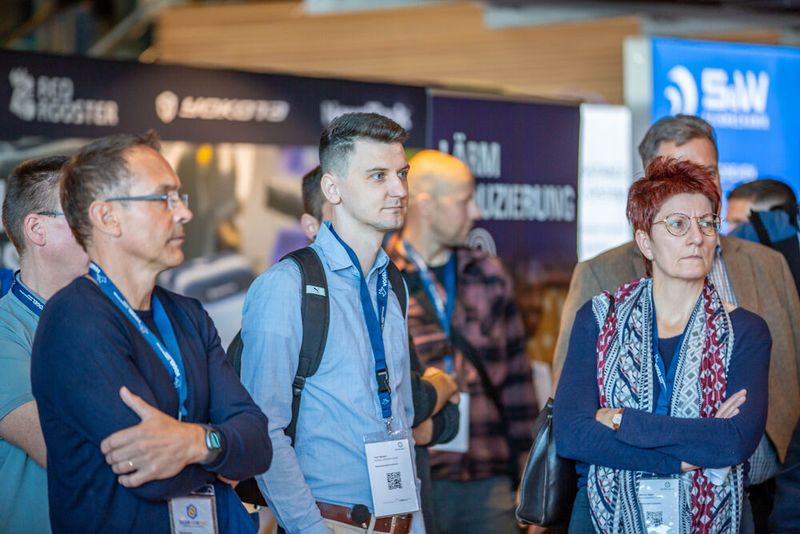 In der Live-Zone wurde dem Fachpublikum praxisnahe Anwendungen aus der Verbindungstechnik gezeigt. (Bild: Amelie Jehmlich/ART n Photo)