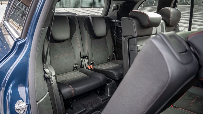 Zur Not können in der dritten Reihe auch Erwachsene sitzen. (Bild: Mercedes-Benz)