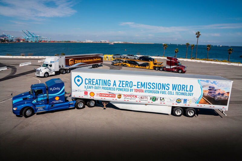 Drei Generationen Brennstoffzellen-Lkw: Toyota und Kenworth wollen gemeinsam zehn der elektrisch angetriebenen Trucks herstellen – und im Güterverkehr in und um Los Angeles einsetzen. (Dewhurst Photography/Toyota)