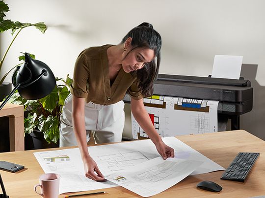 (HP DesignJet T650: Die neue Serie verfügt standardmäßig über die Fähigkeit, A3/LF-Workflows in mehreren Größen zu handhaben, wird mit integriertem Ständer geliefert und ist für die Bearbeitung komplexer Projekte konzipiert, mit mehr Speicher und nativer HP-GL/2-Unterstützung. Bildquelle: HP Inc.)