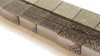 Die Qualität jener Oberflächen, die mit dem NewGen SLM Powder bedruckt wurden (obere Reihe), ist im Vergleich zum herkömmlichen Pulver um ein Vielfaches höher. (TU Graz)