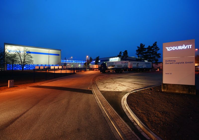 Das neue Hochregallager von Duravit wird durch besondere Lichteffekte in Szene gesetzt. So erstrahlt die Verbindungsbrücke nachts in magischem Blau und schimmert zusammen mit einer Fensterfront des Lagers effektvoll durch die Nacht. (Archiv: Vogel Business Media)