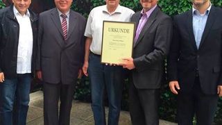 Glückwunsch: (v.li.) Geschäftsführer Thomas Edelmann, stellv. Obermeister Manfred Staffel, Ehrenobermeister Bernd Häfner (alle Kfz-Innung Südthüringen), Präsident Holger Schade und Geschäftsführer Dietmar Hoffmann (beide Kfz-Gewerbe Thüringen).  (Innung)