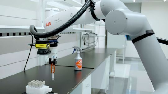 ABB Robotics und Roche entwickeln gemeinsam neue Robotiklösungen für klinische Labore.(Bild:  ABB Robotics)