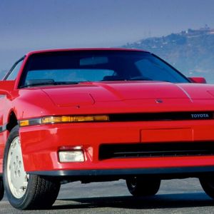 Kanten und coole Klappscheinwerfer kombiniert mit einem kräftigen Sechszylinder: Vom Supra A70 verkaufte Toyota über 240.000 Einheiten. Die dritte Generation des Supra wurde 1986 vorgestellt. Sie ist zugleich die erste, die nicht mehr mit dem Namenszusatz Celica vermarktet wurde. Die endgültige Trennung der beiden Modellreihen wurde durch das Antriebskonzept (die Celica wurde ab 1986 mit Frontantrieb verkauft, der Supra blieb beim Hinterradantrieb) und das Design verdeutlicht. (Bild:  Toyota)