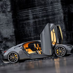 Wie bei Koenigsegg üblich, werden auch beim Gemera die Einstiegstüren zunächst seitlich aus- und anschließend nach oben geklappt.(Bild:  Koenigsegg)