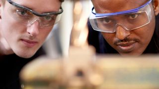 Das Azubi-Patenmodell hat sich bei Rittal bewährt. Gleichaltrige Azubis stehen den Flüchtlingen zur Seite, sind Ansprechpartner und Helfer bei schulischen, beruflichen und persönlichen Herausforderungen. (Rittal GmbH & Co. KG)