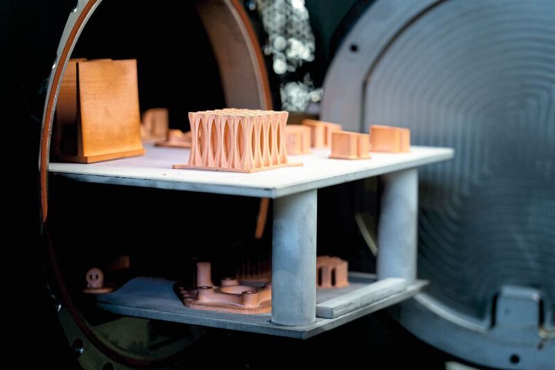 Markforged bringt reines Kupfer in der Additiven Fertigung mit Filament. Hier kommen die Bauteile aus dem Sinterofen. (© Markforged)