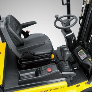 Arbeitsplatz mit großem Fußraum und ergonomischer Anordnung der Bedienelemente. Mini-Hebel und Kabine sind Optionen.