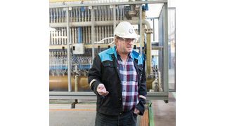 Besuch im Covestro-Betrieb: Dr. Robert Vieler zeigt die Sauerstoffverzehrkathode, die ein besonders energiesparendes Verfahren zur Chlorproduktion ermöglicht. (Currenta)